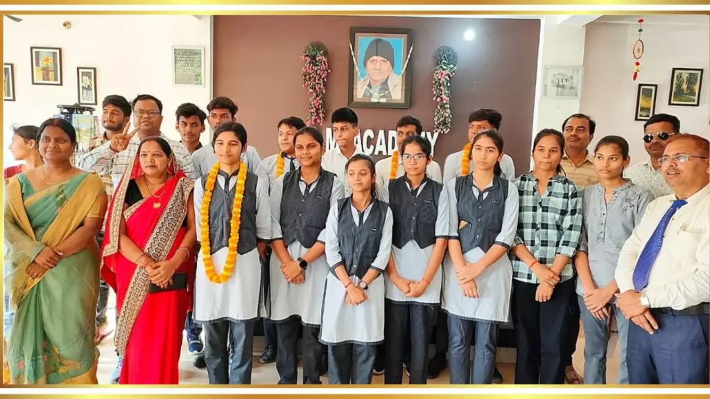 दसवीं एवं बारहवीं बोर्ड के टापर्स को मिठाई खिलाकर दी बधाई 2 G.M. ACADEMY
