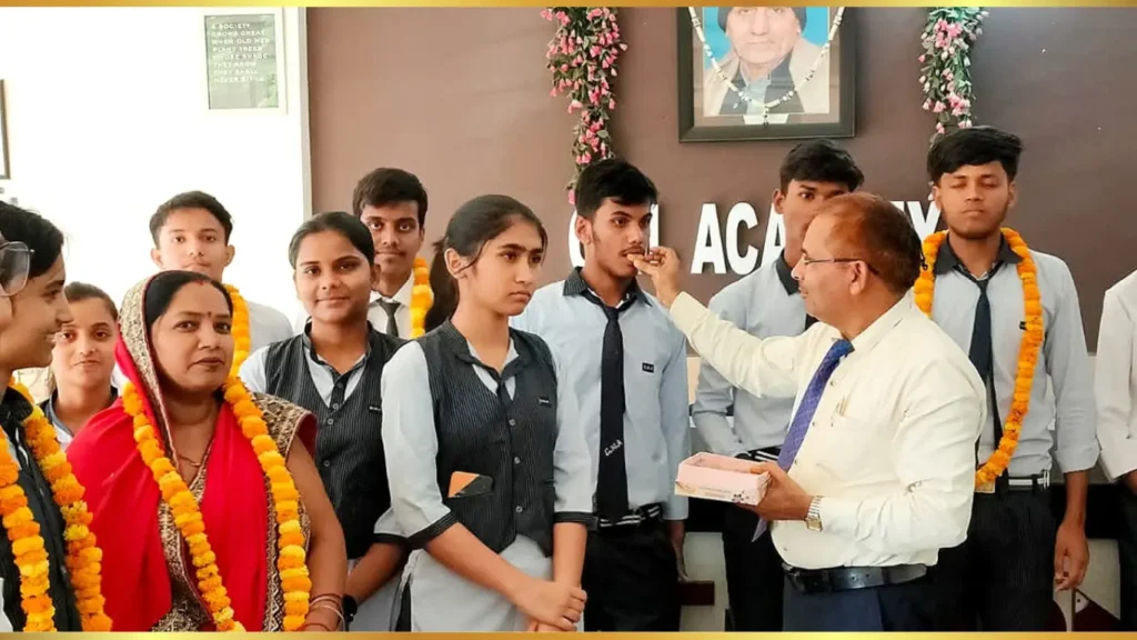दसवीं एवं बारहवीं बोर्ड के टापर्स को मिठाई खिलाकर दी बधाई 1 G.M. Academy