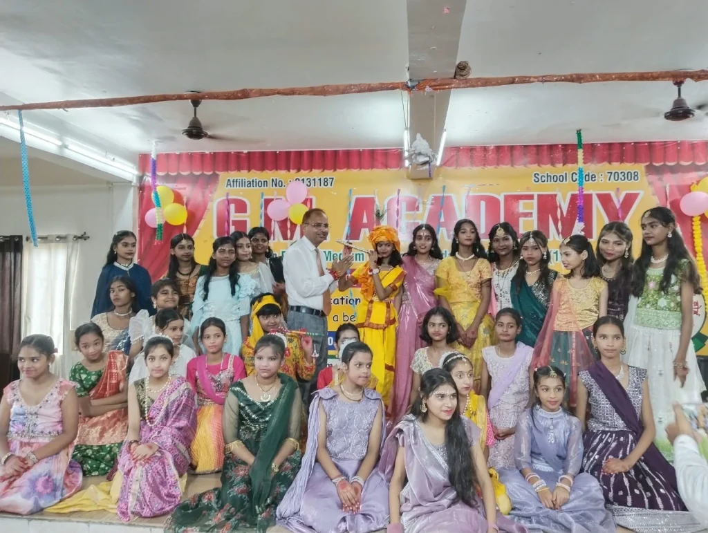 जी. एम. एकेडमी में जन्माष्टमी की पूर्व संध्या पर सजी कृष्ण-राधा की भक्ति और संस्कृति की मनोहारी झांकी 12 WhatsApp Image 2026 09 03 at 20.39.00
