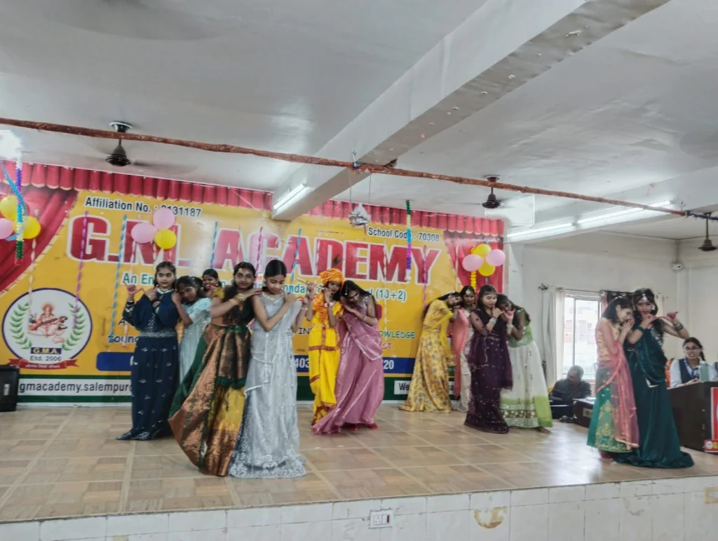जी. एम. एकेडमी में जन्माष्टमी की पूर्व संध्या पर सजी कृष्ण-राधा की भक्ति और संस्कृति की मनोहारी झांकी 13 WhatsApp Image 2026 09 03 at 20.39.01