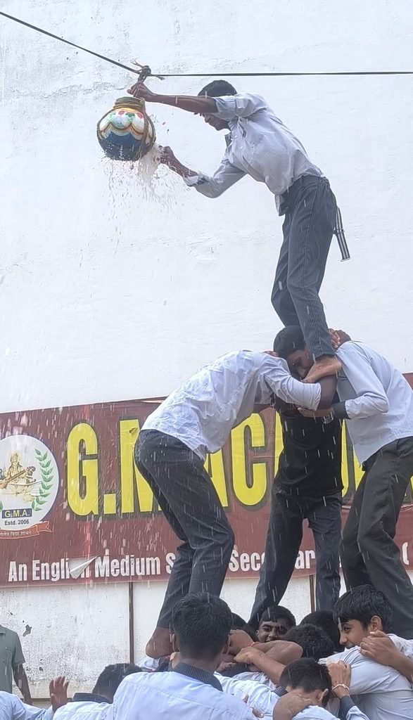 जी. एम. एकेडमी में जन्माष्टमी की पूर्व संध्या पर सजी कृष्ण-राधा की भक्ति और संस्कृति की मनोहारी झांकी 19 image